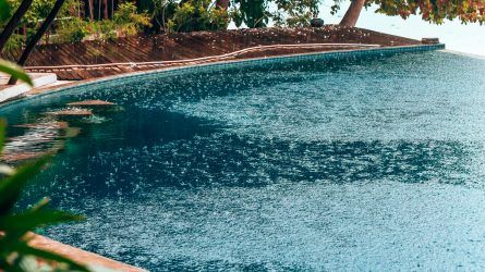 ¿Está protegida tu piscina de la lluvia?